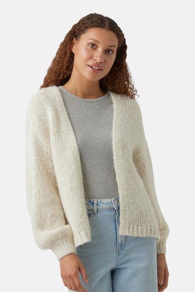 Beige cardigan van VERO MODA, in dikke gebreide stof, gedragen over een grijs T-shirt en een high-waisted jeans.
