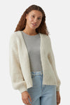 Beige cardigan van VERO MODA, in dikke gebreide stof, gedragen over een grijs T-shirt en een high-waisted jeans.
