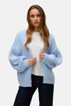 Cardigan bleu clair de VERO MODA, porté sur un t-shirt blanc et un jean foncé.