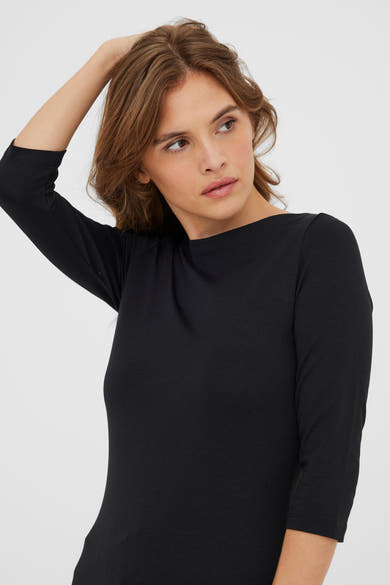 Effenvoudig zwart top met lange mouwen van VERO MODA, gedragen door een vrouw met bruin haar.