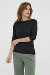 Zwarte top met driekwartmouwen van Vero Moda, gedragen met een olijfgroene broek.