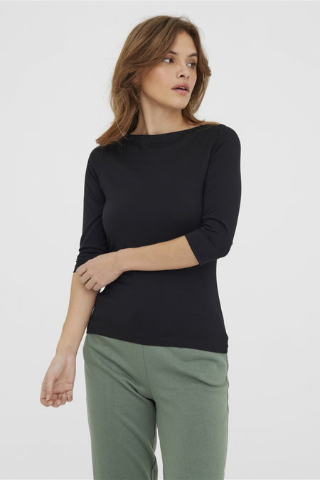 Zwarte top met driekwartmouwen van Vero Moda, gedragen met een olijfgroene broek.