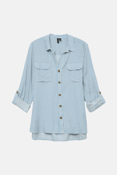 Chemisier rayé bleu et blanc de Vero Moda, avec manches longues retroussées et poches poitrine.