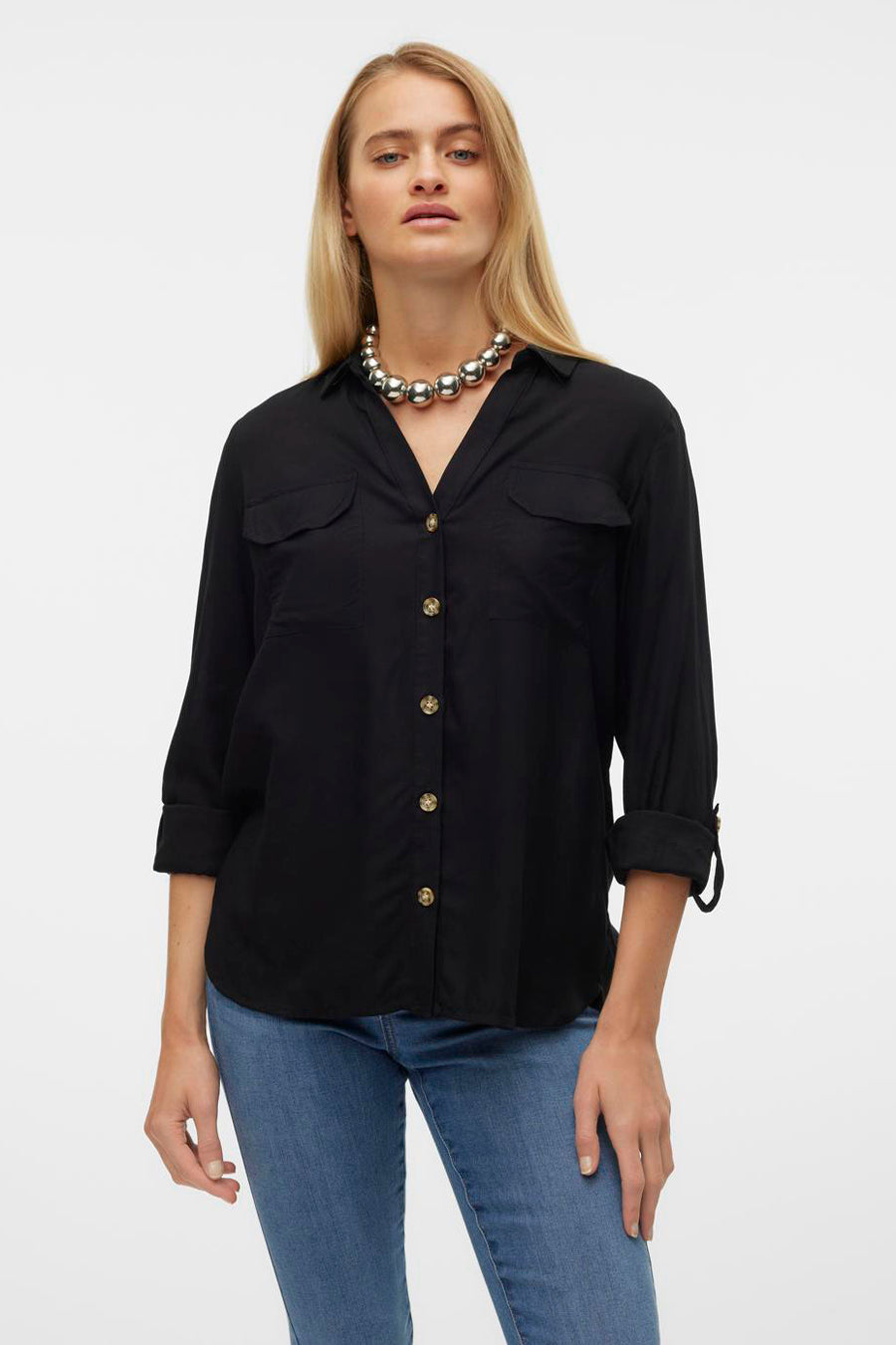Chemisier noir à manches longues de VERO MODA, porté avec un collier argenté et un jean bleu.