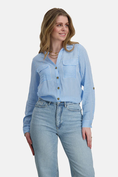 Chemisier à manches longues bleu à rayures blanches de VERO MODA, porté avec un jean taille haute.