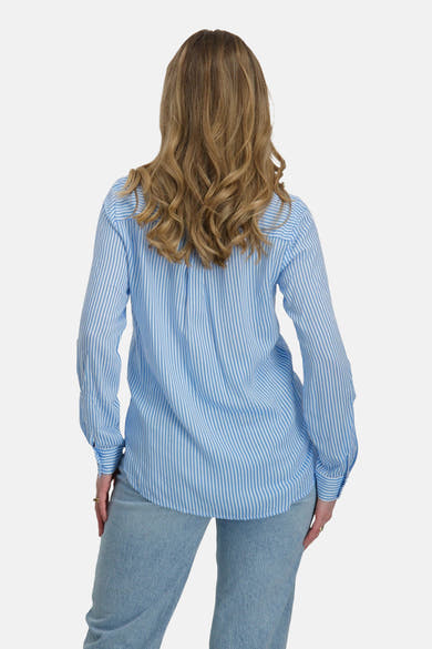 Chemise à manches longues bleue à rayures, de VERO MODA®, avec des plis au dos et un jean clair.