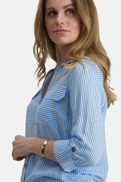 Chemisier à manches longues bleu et blanc rayé de VERO MODA®, avec poche plaquée et poignets boutonnés.