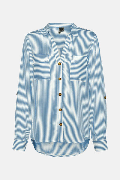 Chemise à manches longues bleu et blanc à rayures par VERO MODA, avec poches poitrine et boutons marron.