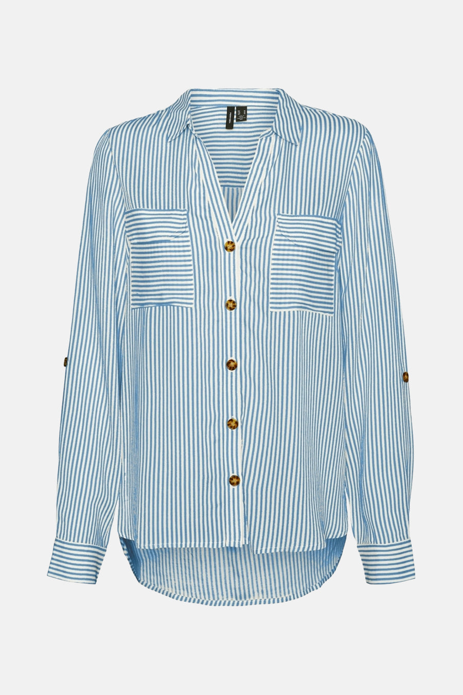 Chemise à manches longues bleu et blanc à rayures par VERO MODA, avec poches poitrine et boutons marron.