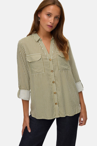 Chemise à manches longues verte rayée de Vero Moda, avec poches plaquées et manches retroussées.