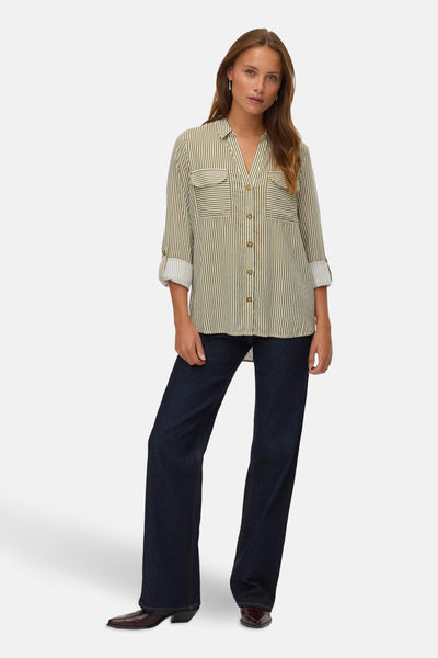 Chemise à manches longues verte à rayures, de Vero Moda, avec poches poitrine et manches retroussées.