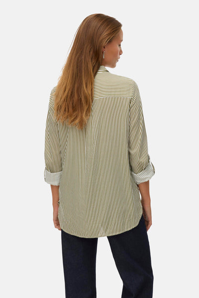Chemise à manches longues verte rayée par VERO MODA, vue de dos, portée avec un jean bleu foncé.