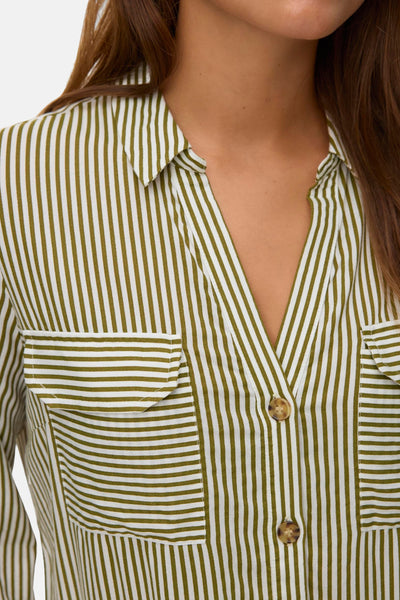 Groen overhemd met lange mouwen van VERO MODA® met witte strepen, borstzak en bruine knopen.