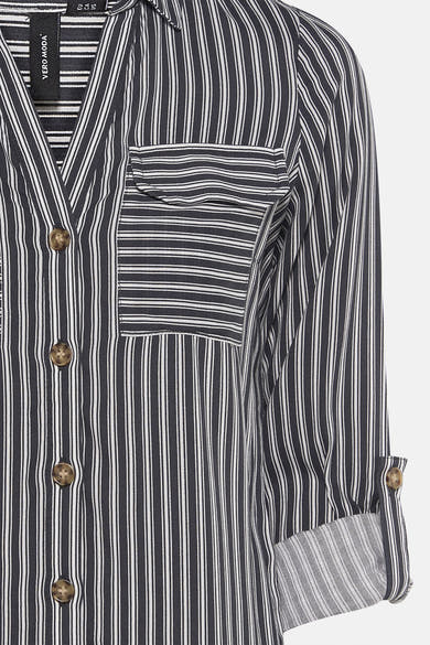 Chemisier rayé à manches longues multicolore de VERO MODA, avec poche poitrine et boutons apparents.