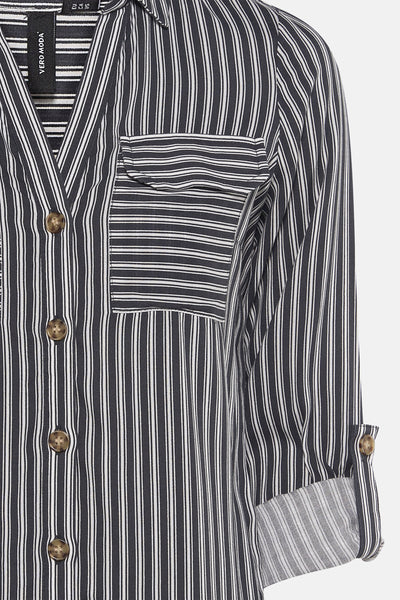 Chemisier rayé à manches longues multicolore de VERO MODA, avec poche poitrine et boutons apparents.