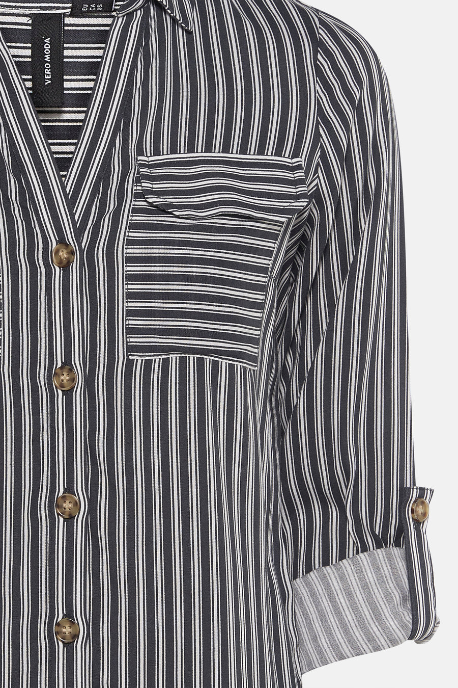 Chemisier rayé à manches longues multicolore de VERO MODA, avec poche poitrine et boutons apparents.