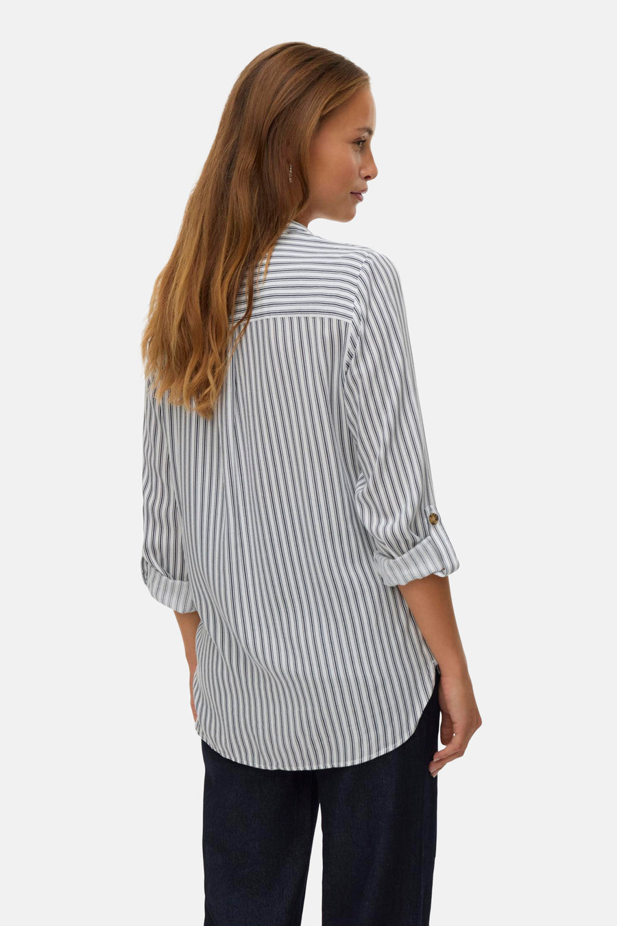 Chemise à manches longues rayée en coton par VERO MODA, avec manches retroussées et boutons.