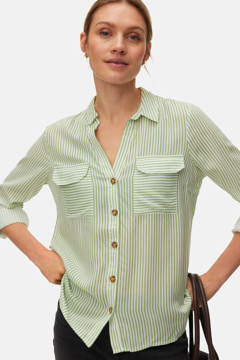 Groen gestreept overhemd met lange mouwen van VERO MODA, van achteren gezien, met opgerolde mouwen en gedragen met een zwarte jeans.