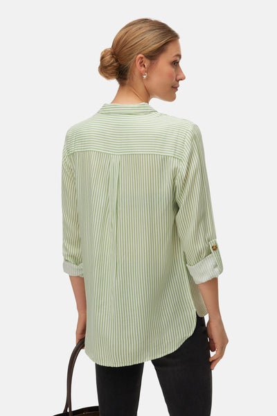 Chemise à manches longues verte rayée de VERO MODA, vue de dos, avec manches retroussées et portés avec un jean noir.