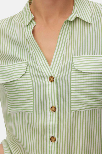 Groen overhemd met lange mouwen van VERO MODA®, met witte strepen en knoopzakken op de borst.