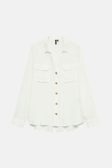 Chemisier à manches longues blanc de VERO MODA®, avec poches poitrine et patte de boutonnage apparente.