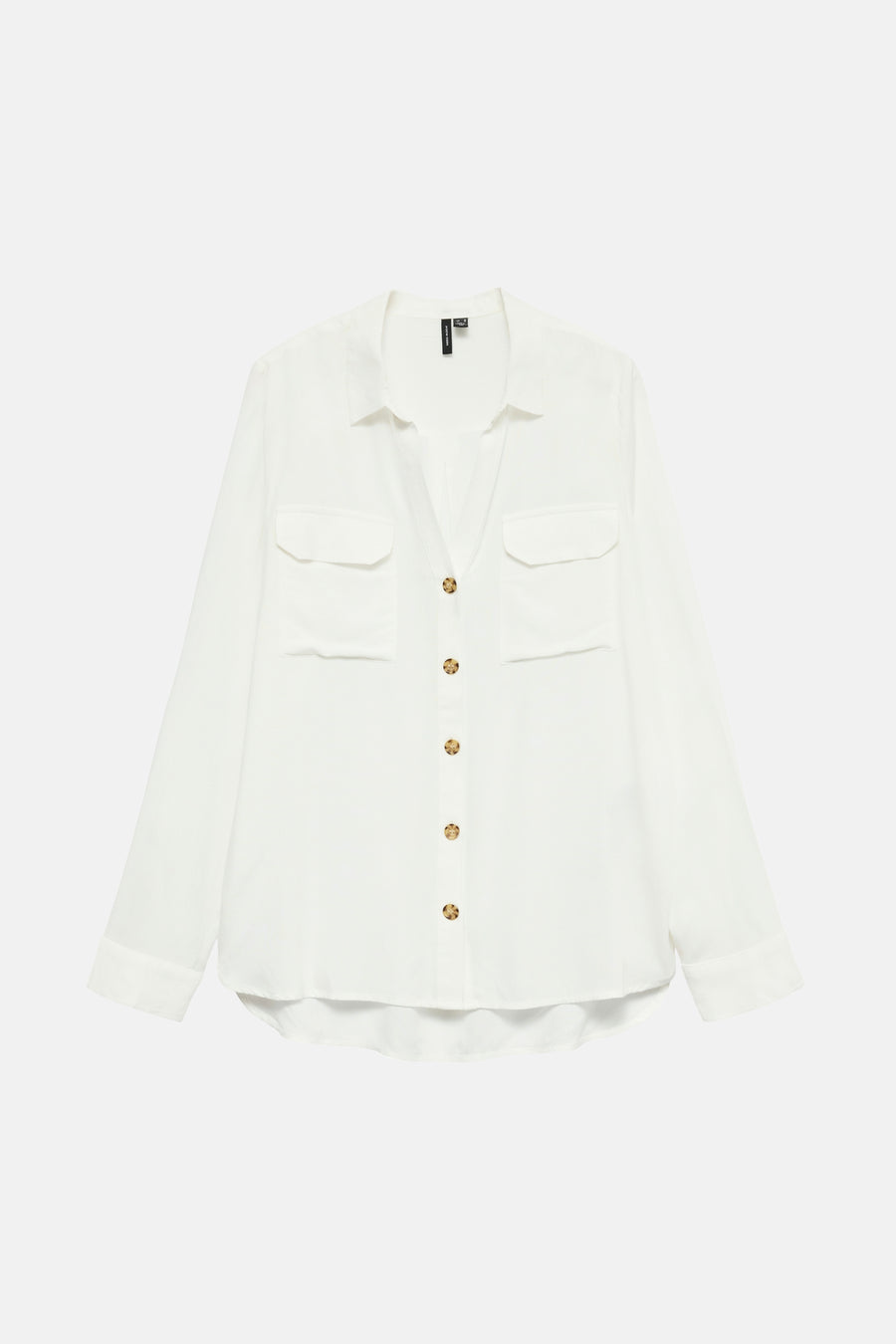 Chemisier à manches longues blanc de VERO MODA®, avec poches poitrine et patte de boutonnage apparente.