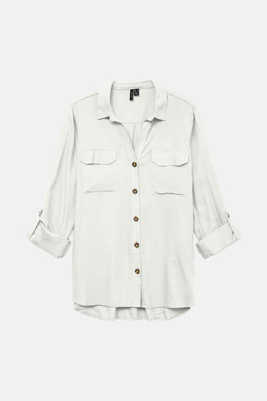 Chemisier blanc à manches longues de VERO MODA, avec poches poitrine à rabat et boutons marron.