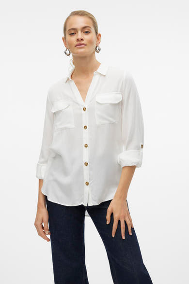 Chemisier à manches longues blanc de VERO MODA avec des poches poitrine et des manches retroussées.