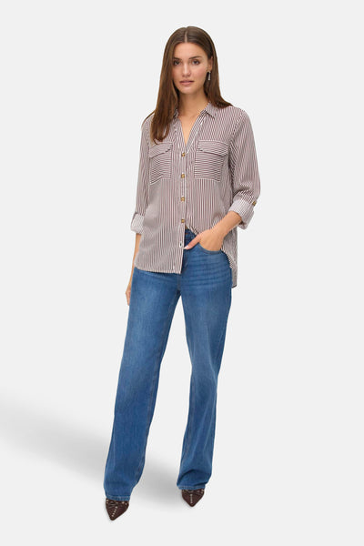 Chemisier à manches longues multicolore de Vero Moda, à rayures bordeaux et porté avec un jean bleu.