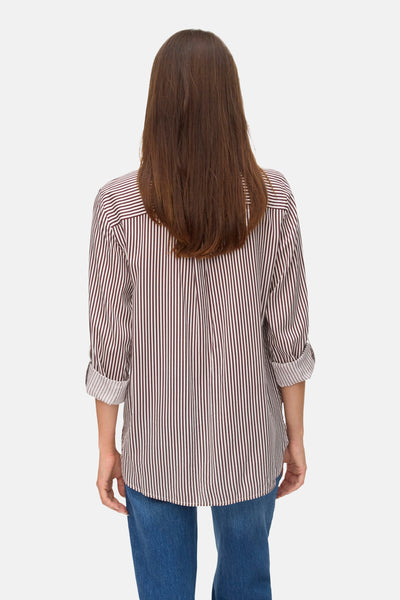 Chemisier à manches longues multicolore de VERO MODA®, rayures verticales, manches retroussées, porté avec un jean.
