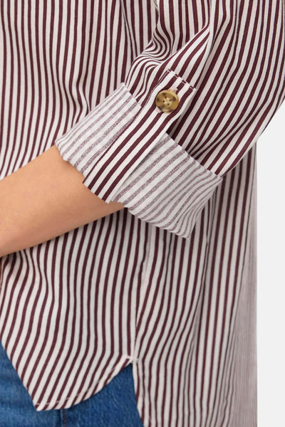 Chemisier à manches longues multicolore de VERO MODA, à rayures verticales, avec un bouton au niveau de la manchette.