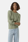Pull vert à col rond de Vero Moda, porté avec un jean taille haute bleu clair.
