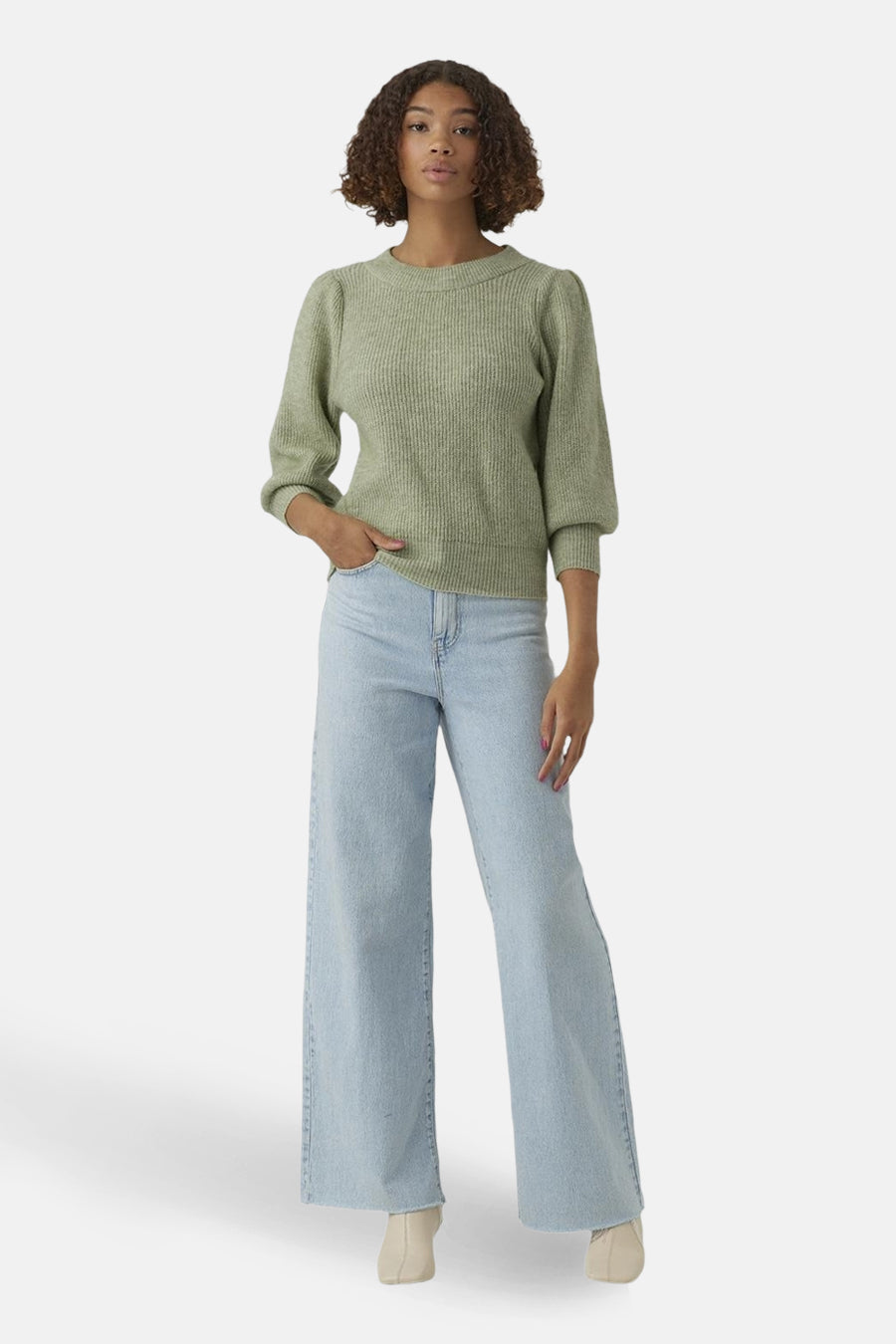 Pull à col rond vert de VERO MODA, avec manches bouffantes et texture côtelée, porté avec un jean ample.