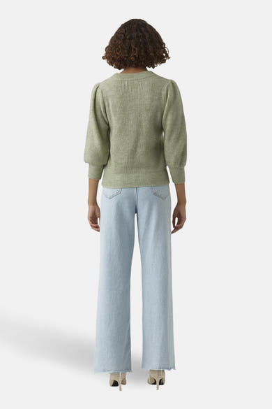 Pull à col rond vert de VERO MODA, avec manches bouffantes et texture tricotée, porté avec un jean taille haute.