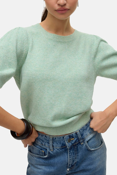 Groene trui met ronde hals van VERO MODA, korte pofmouwen, gedragen met een high-waisted jeans.