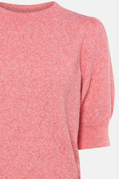 Pull à col rond corail de Vero Moda avec manches bouffantes et texture tricotée fine.