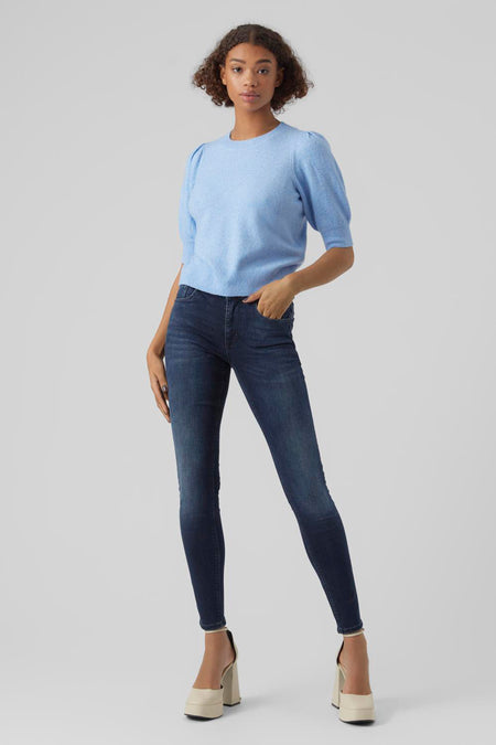 Pull bleu de VERO MODA, manches courtes bouffantes, porté avec un jean skinny bleu foncé et des chaussures à plateforme couleur crème.

