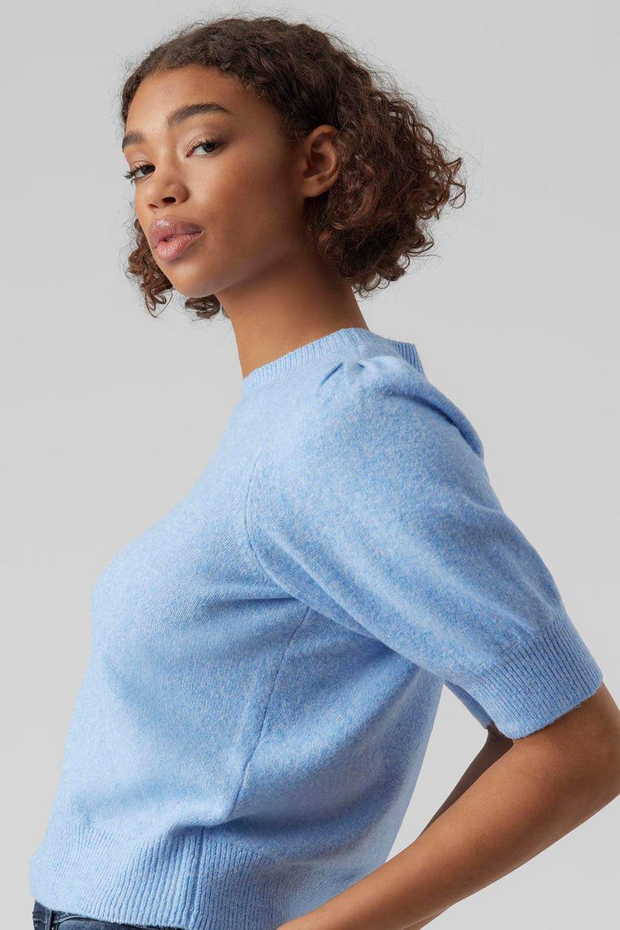 Pull bleu en maille de VERO MODA, manches courtes bouffantes et texture douce.