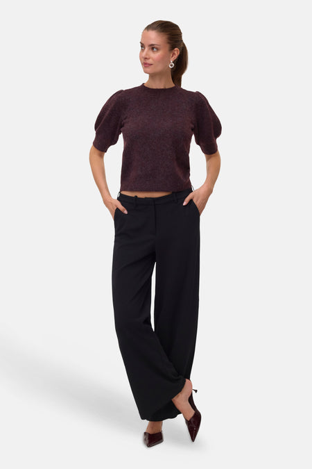 Pull col rond bordeaux VERO MODA® à manches courtes bouffantes, porté avec un pantalon noir.