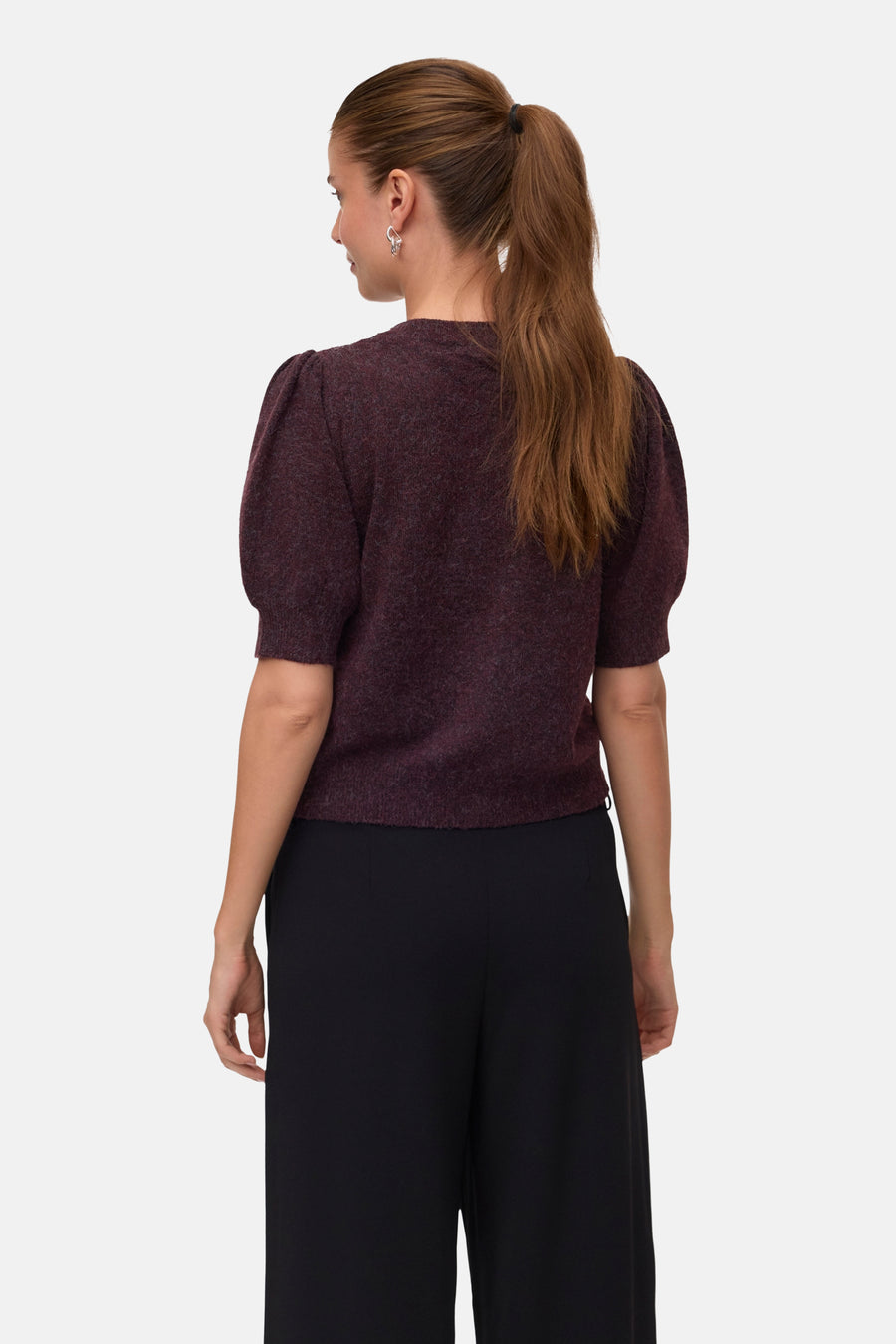Pull col O bordeaux VERO MODA® porté de dos par une femme