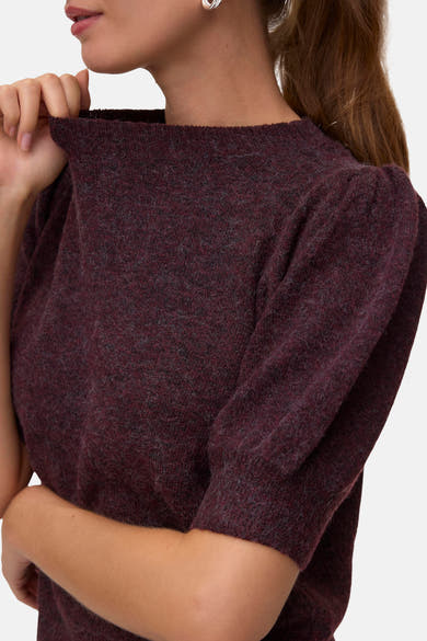 Gros plan sur un pull col O bordeaux à manches longues VERO MODA® porté par un mannequin.