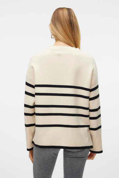 Beige gestreepte trui van VERO MODA, gedragen met een grijze broek, achterzicht.