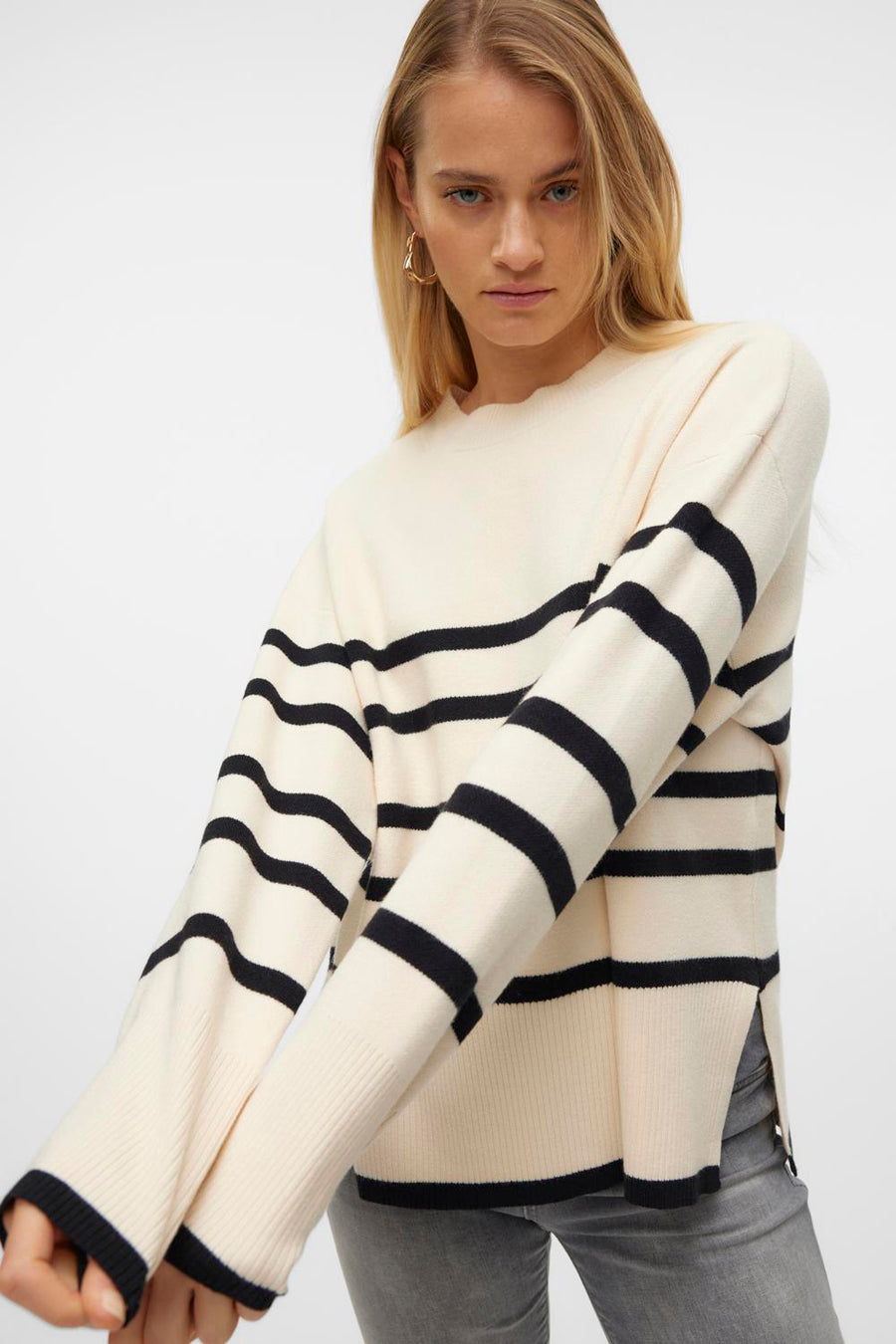 Beige gestreepte trui van VERO MODA, met lange mouwen en ronde hals, gedragen met een grijze jeans.