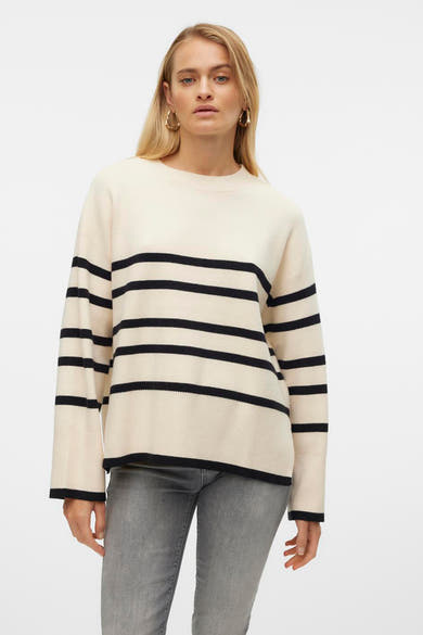 Beige trui met zwarte strepen van VERO MODA, gedragen met een grijze jeans en gouden oorbellen.