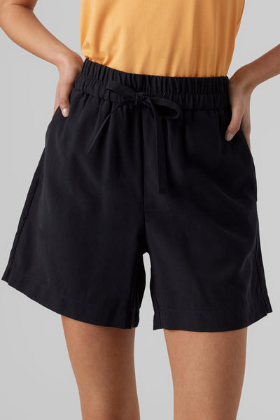 Short noir par VERO MODA, avec cordon de serrage à la taille et poches latérales.