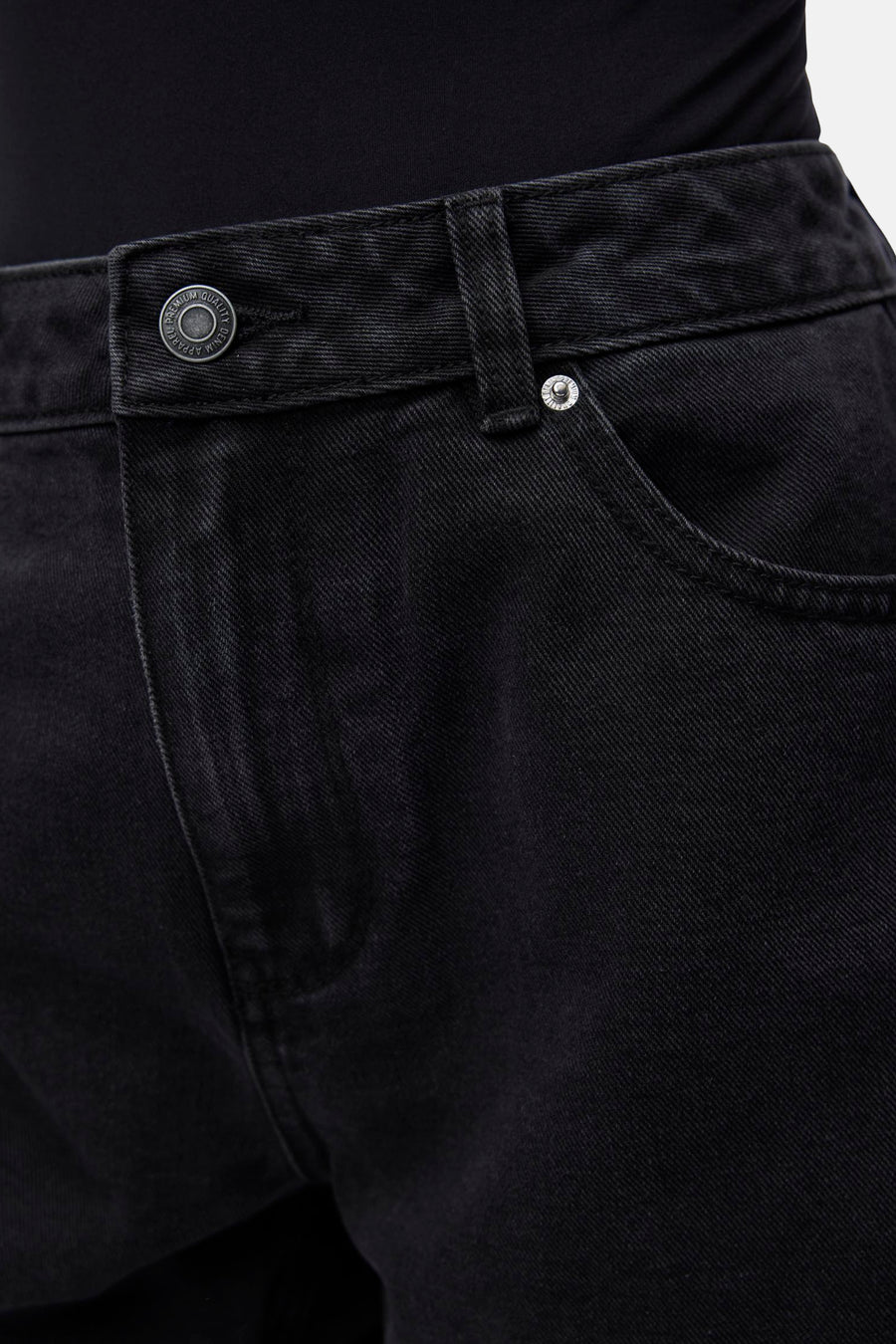 Korte VERO MODA short, met ceintuurdetail, voorzak en zilverkleurige knoop.