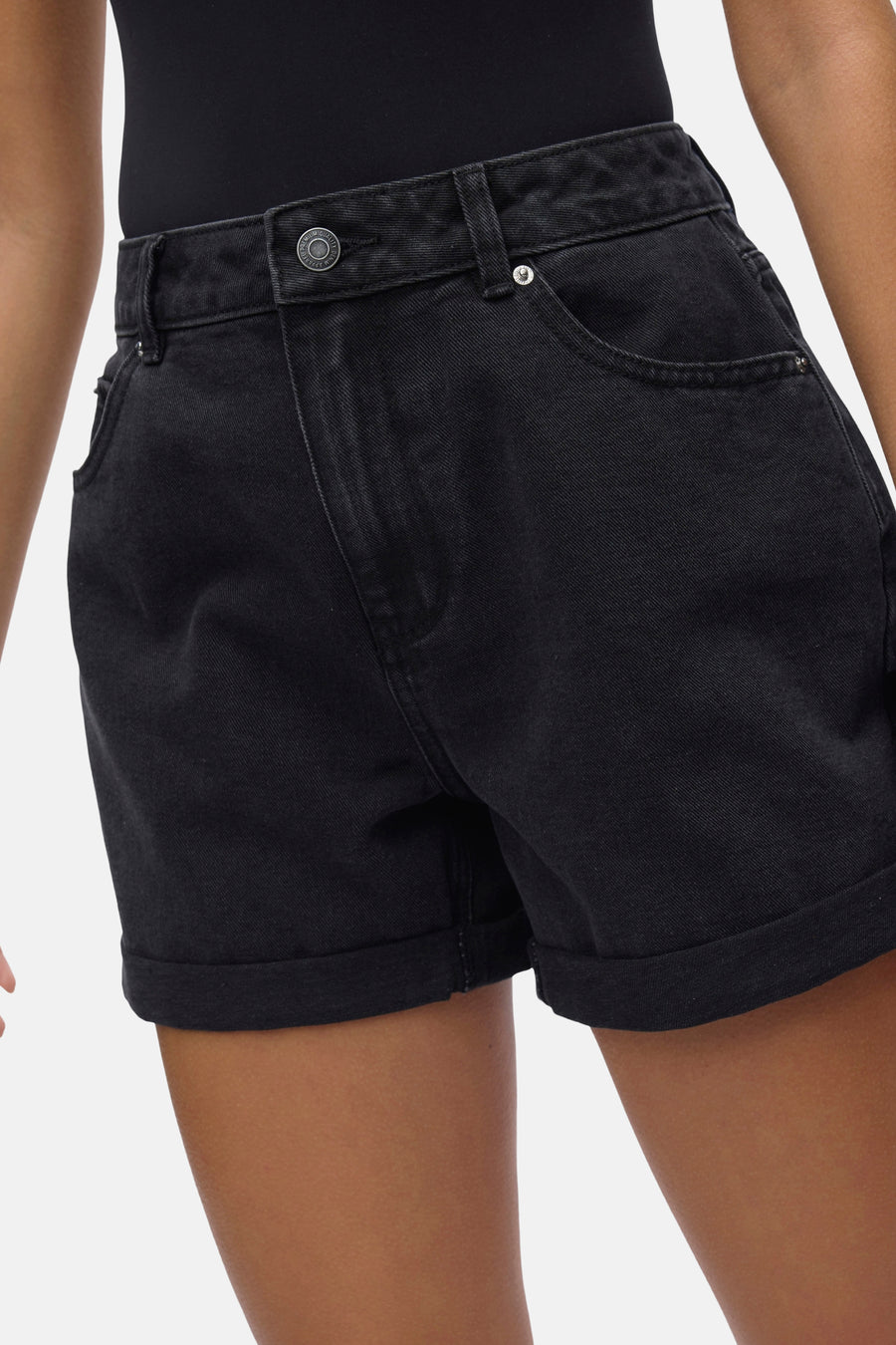 Korte spijkerbroek van VERO MODA met opgerolde zomen en zichtbare voorzakken.