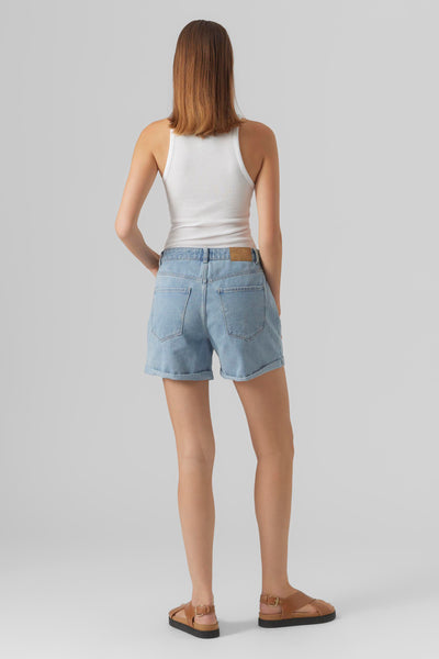 Short en jean bleu de VERO MODA, avec une taille haute et des revers aux jambes.