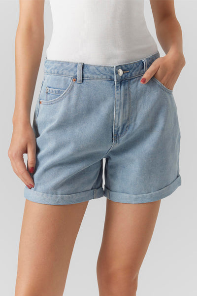 Short en jean bleu de Vero Moda avec ourlets roulés et poche plaquée.
