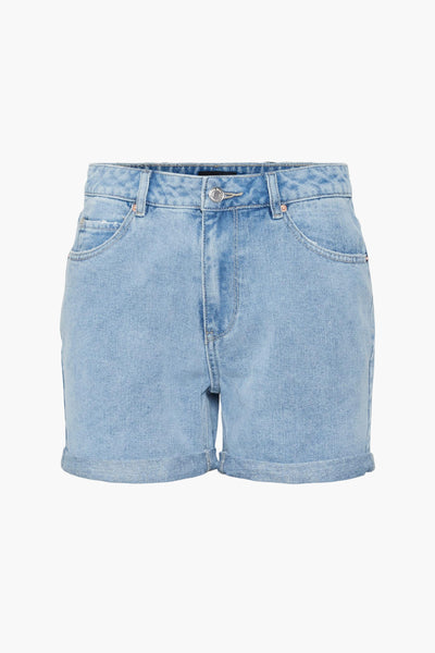 Short en jean bleu de VERO MODA, avec ourlets roulés et poches avant.